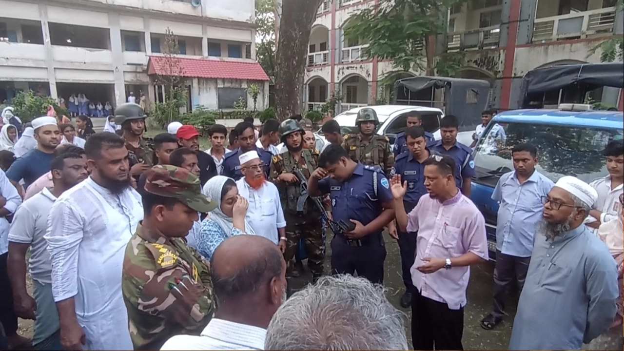 শিক্ষক-শিক্ষার্থীদের মারধর ও লাঞ্ছিতের অভিযোগের খবর পেয়ে আইনশৃঙ্খলা বাহিনীর সদস্যরা গিয়ে পরিস্থিতি নিয়ন্ত্রণে আনেন। ছবি : কালবেলা