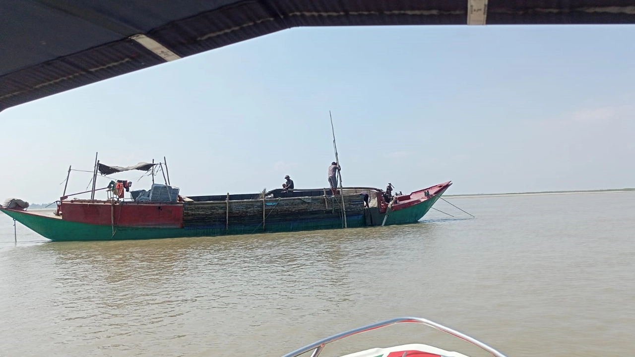 নদীতে অবৈধভাবে ড্রেজার বসিয়ে বালু উত্তোলন করায় জরিমানা করেছেন ভ্রাম্যমাণ আদালত। ছবি : কালবেলা