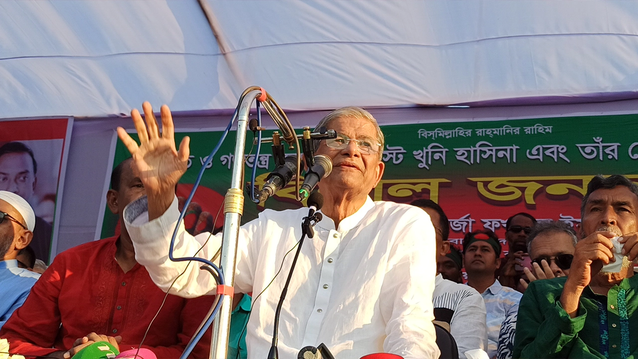 ঠাকুরগাঁওয়ের পীরগঞ্জ ডাকবাংলো মাঠে উপজেলা বিএনপি আয়োজিত জনসভায় মির্জা ফখরুল ইসলাম আলমগীর। ছবি : কালবেলা