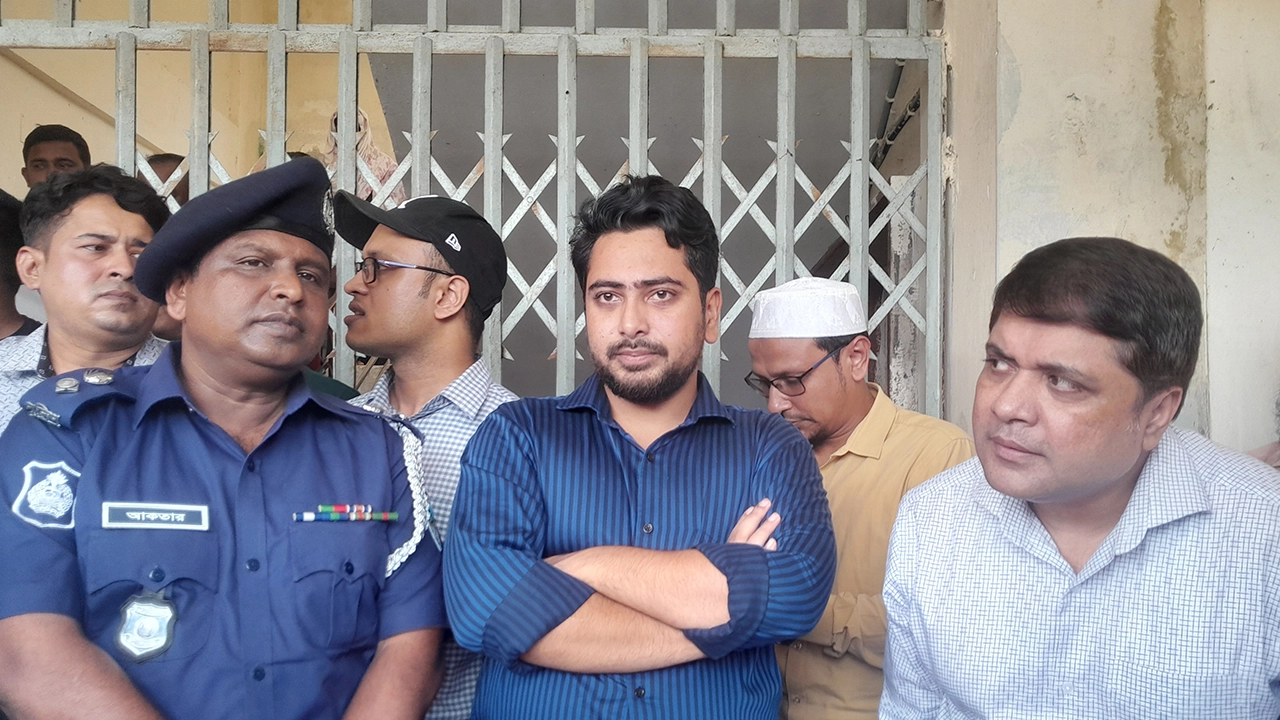 লক্ষ্মীপুরে বন্যাদুর্গত এলাকা পরিদর্শনকালে উপদেষ্টা নাহিদ। ছবি : কালবেলা