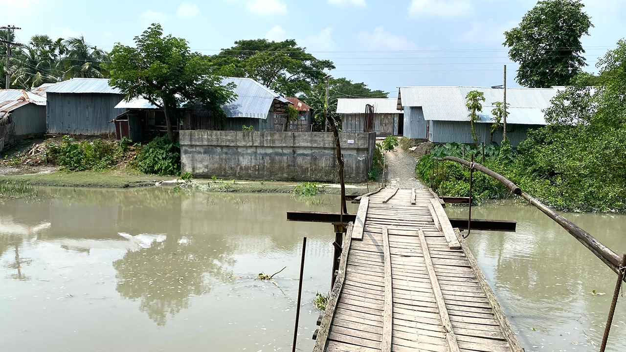 চার বছর ধরে বন্ধ সেতুর নির্মাণ কাজ। ছবি : কালবেলা