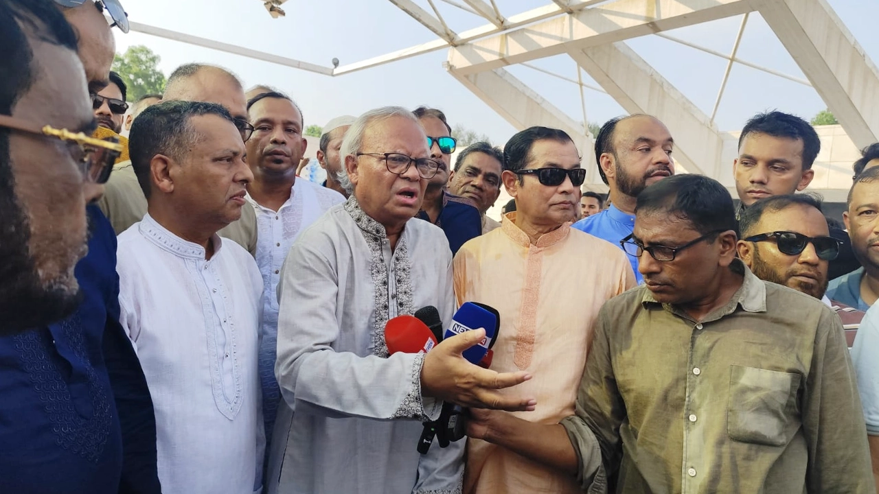 সাংবাদিকদের সঙ্গে কথা বলেন বিএনপির সিনিয়র যুগ্ম মহাসচিব রুহুল কবির রিজভী। ছবি : কালবেলা