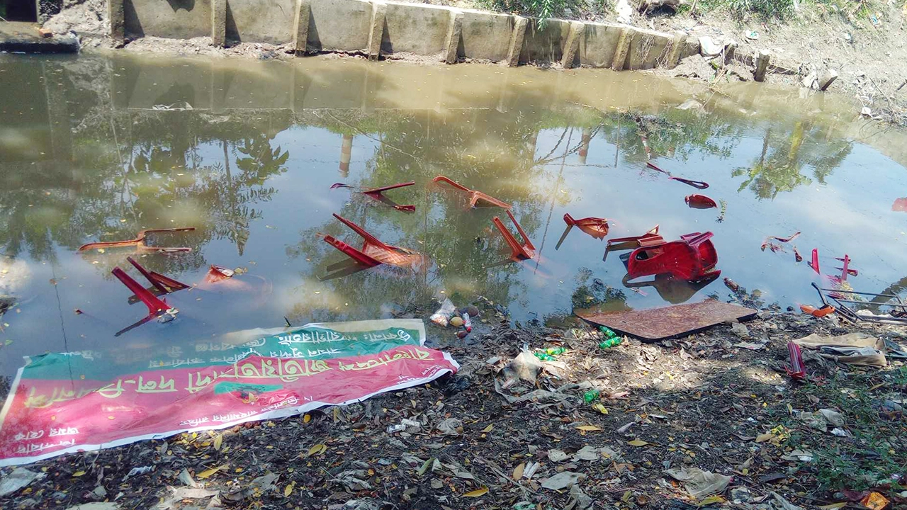 মিরসরাইয়ে বিএনপির কার্যালয় ভেঙে ব্যানার-চেয়ার ফেলা হয় পাশের খালে। ছবি : কালবেলা