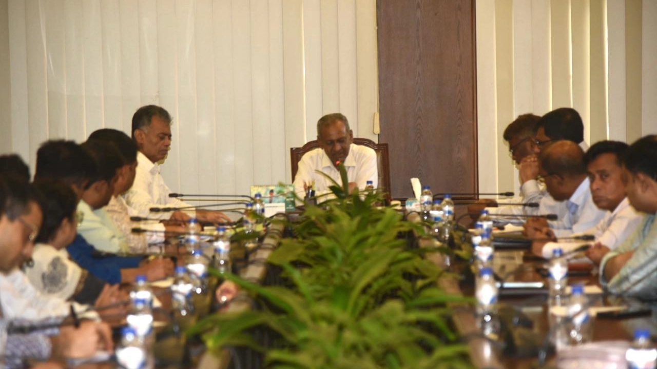 ঢাকা দক্ষিণ সিটি করপোরেশনের প্রধান কার্যালয়ে মশক নিয়ন্ত্রণে সভার আয়োজন করা হয়। ছবি : কালবেলা