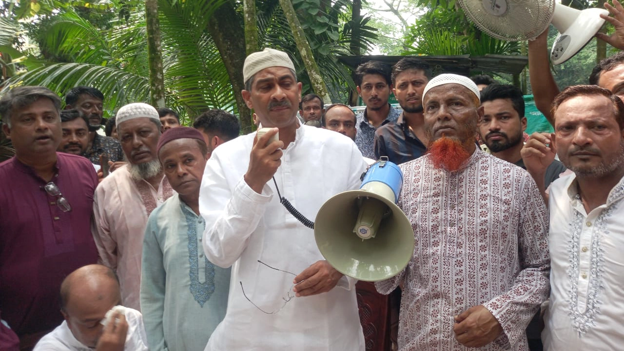 লক্ষ্মীপুরে বৈষম্যবিরোধী আন্দোলনে নিহত শহীদ পারভেজের কবর জিয়ারত শেষে বক্তব্য দেন শহীদ উদ্দীন চৌধুরী এ্যানি। ছবি : কালবেলা