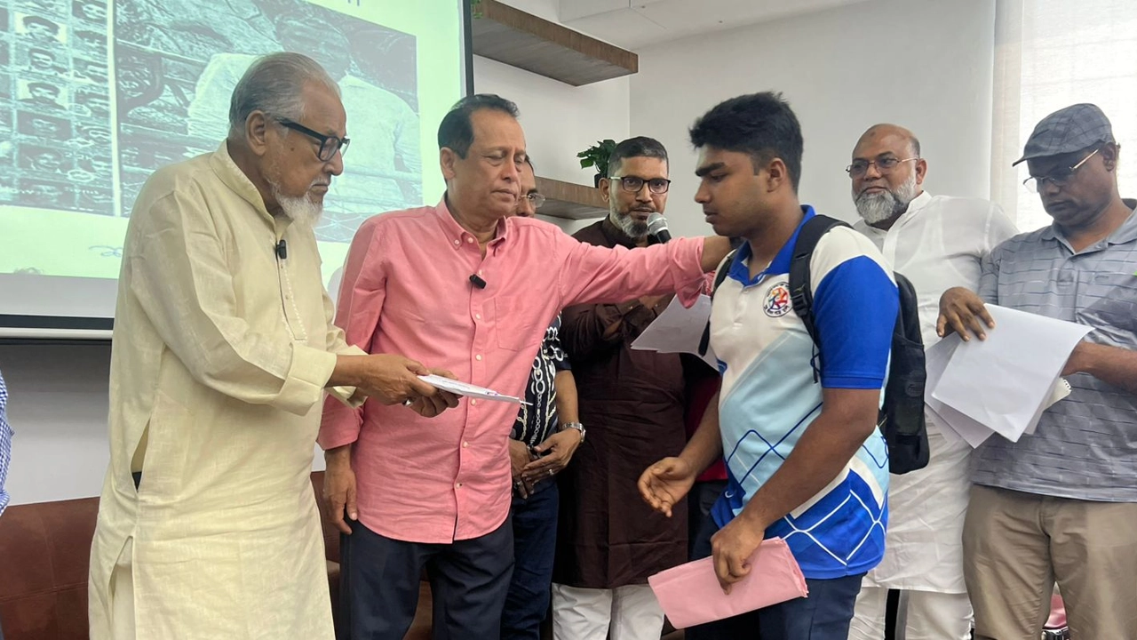 বৈষম্যবিরোধী আন্দোলনে হতাহতদের পরিবারকে সহায়তা দিয়েছে বিএনপি। ছবি : কালবেলা