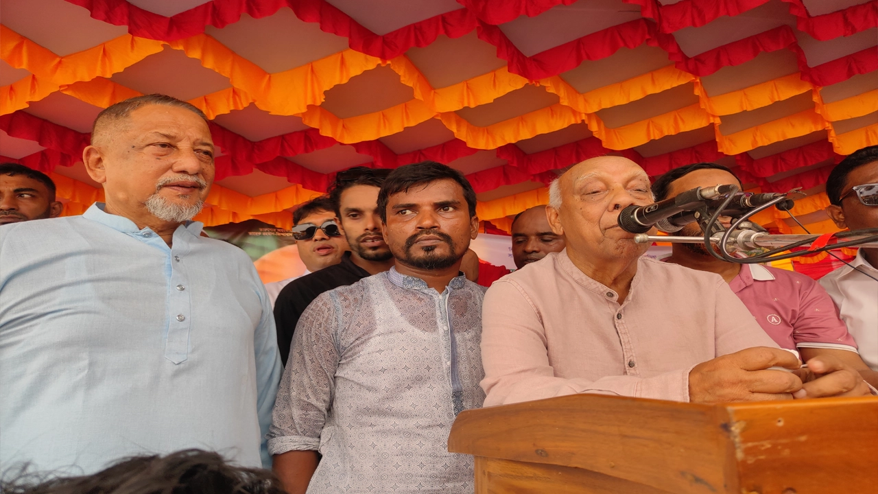 আখাউড়া শহীদ স্মৃতি সরকারি কলেজ মাঠে বক্তব্য দেন বিএনপির সাবেক সংসদ সদস্য ও সাবেক সচিব মুশফিকুর রহমান। ছবি : কালবেলা