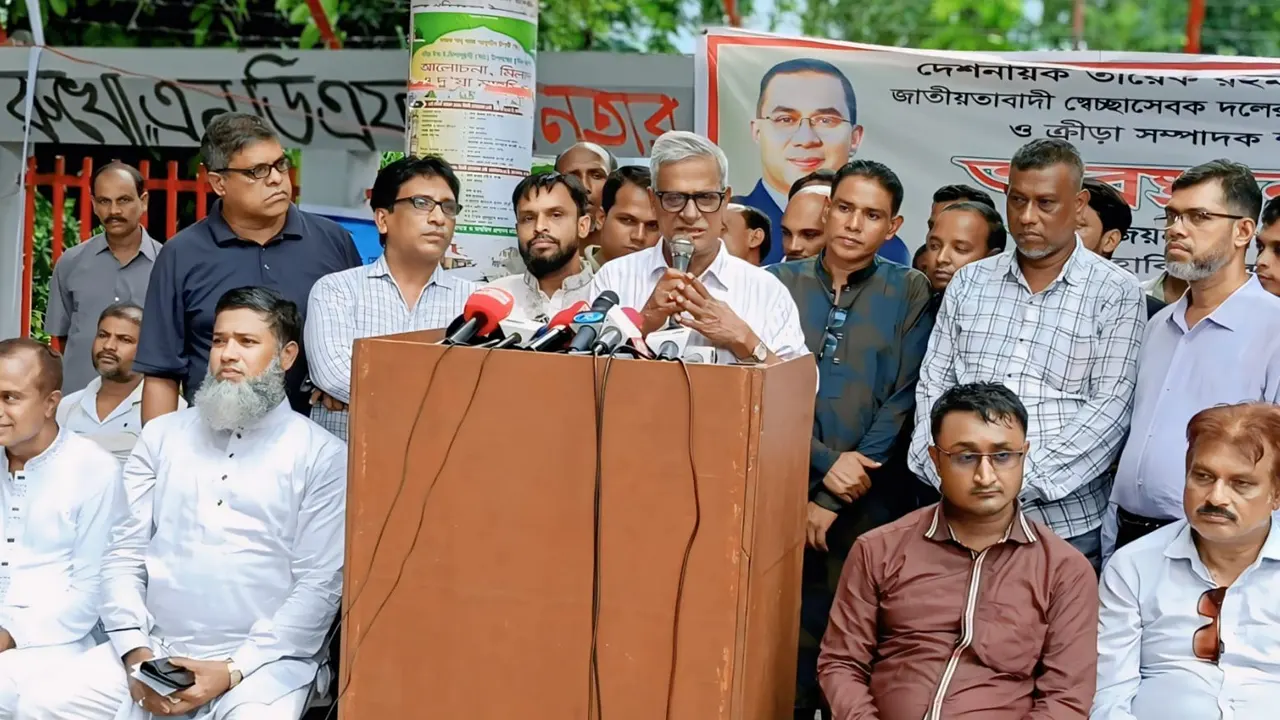 জাতীয় প্রেস ক্লাবের সামনে বক্তব্য দেন জয়নুল আবদিন ফারুক। ছবি : সংগৃহীত