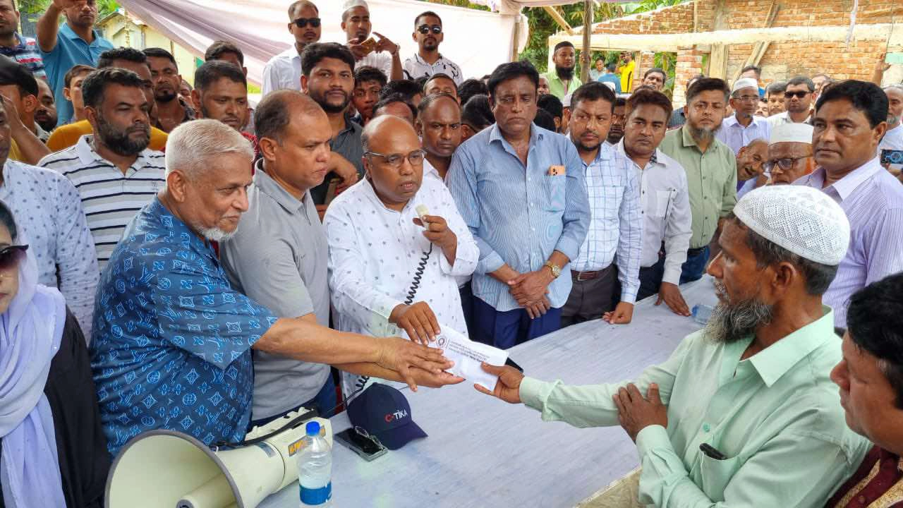 কক্সবাজারে শহীদ পরিবারের পাশে ‘আমরা বিএনপি পরিবার’। ছবি : কালবেলা
