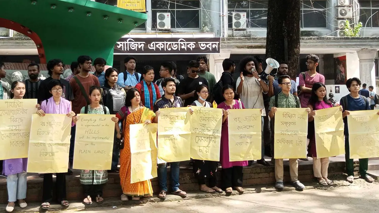 জগন্নাথ বিশ্ববিদ্যালয়ের ভাস্কর্য চত্বরে সমাবেশ। ছবি : কালবেলা