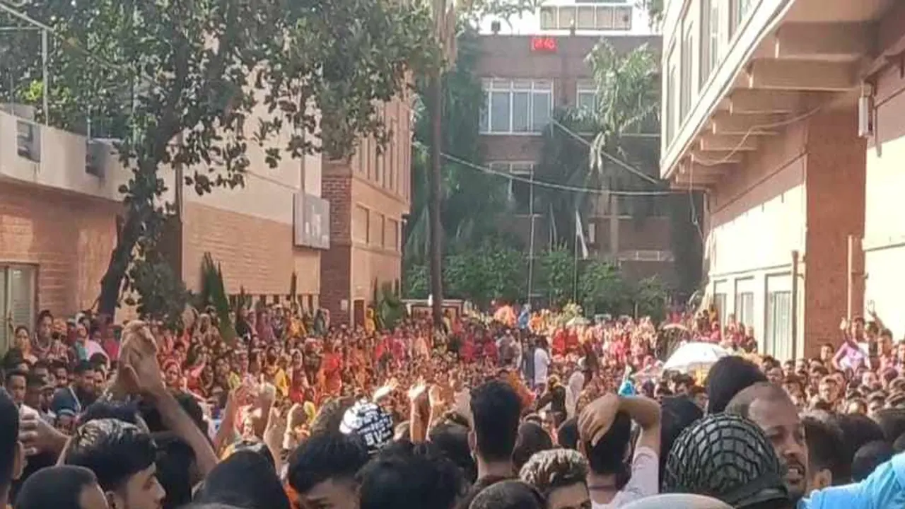 সাভার শিল্পাঞ্চলে আন্দোলনরত শ্রমিকরা। ছবি : কালবেলা