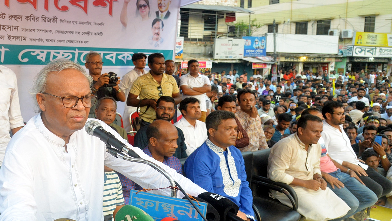 যশোরে জেলা স্বেচ্ছাসেবক দল আয়োজিত গণসমাবেশে বক্তব্য রাখেন বিএনপির সিনিয়র যুগ্ম মহাসচিব রুহুল কবির রিজভী। ছবি : কালবেলা