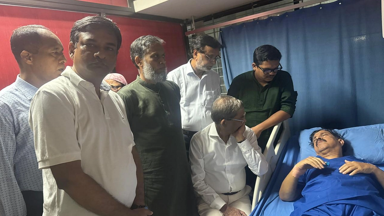 বিএসএমএমইউয়ে চিকিৎসাধীন নাগরিক ঐক্যের সভাপতি মাহমুদুর রহমান মান্নাকে দেখতে গিয়েছেন মির্জা ফখরুল ইসলাম আলমগীর। ছবি : কালবেলা