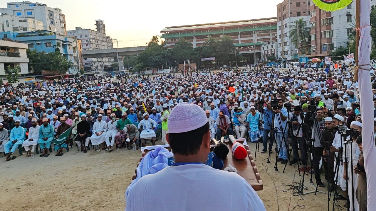 রাজধানীতে গণসমাবেশে প্রধান অতিথির বক্তব্যে দেন ইসলামী আন্দোলন বাংলাদেশের আমির মুফতি সৈয়দ মুহাম্মদ রেজাউল করীম (চরমোনাই পীর)। ছবি : সংগৃহীত
