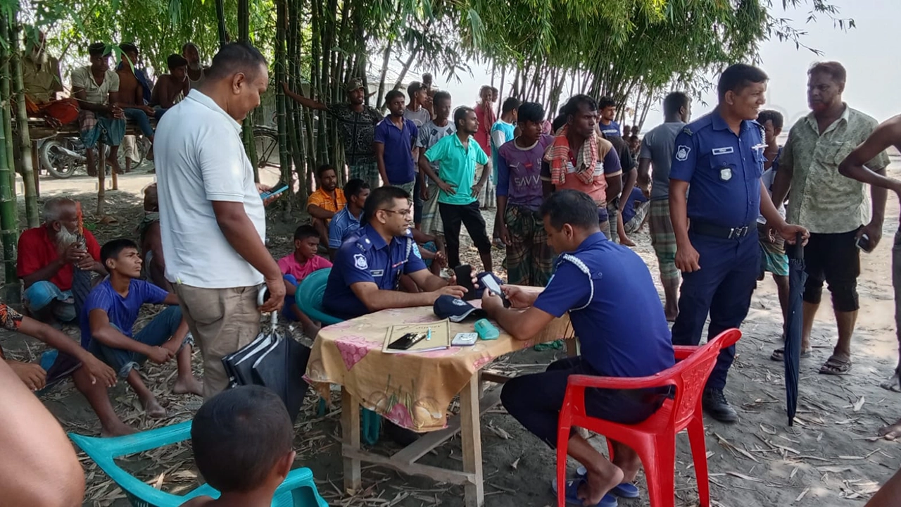 লালমনিরহাটের আদিতমারীতে অজ্ঞাতনামা তরুণীর লাশ উদ্ধারের ঘটনাস্থলে পুলিশ ও স্থানীয়রা।