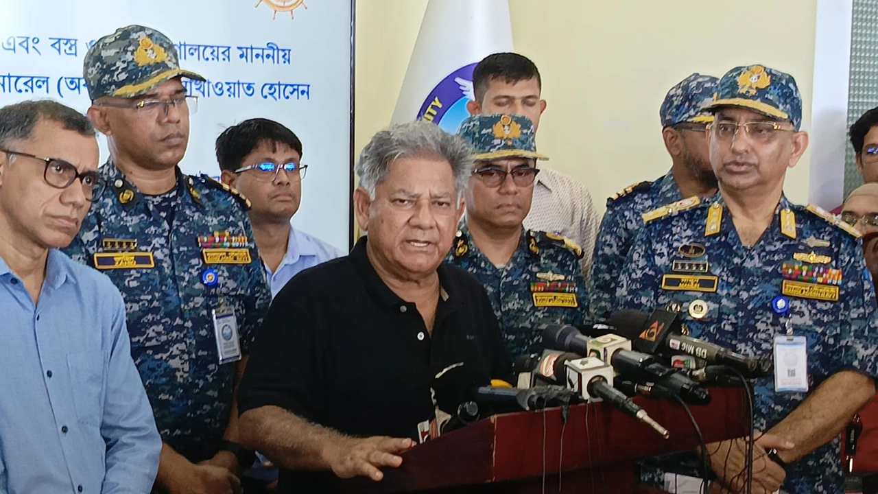 পায়রা সমুদ্রবন্দরের উন্নয়ন প্রকল্পসমূহ পরিদর্শন শেষে সাংবাদিকদের সঙ্গে কথা বলেন নৌপরিবহন উপদেষ্টা ব্রিগেডিয়ার জেনারেল (অব.) ড. এম সাখাওয়াত হোসেন। ছবি : কালবেলা