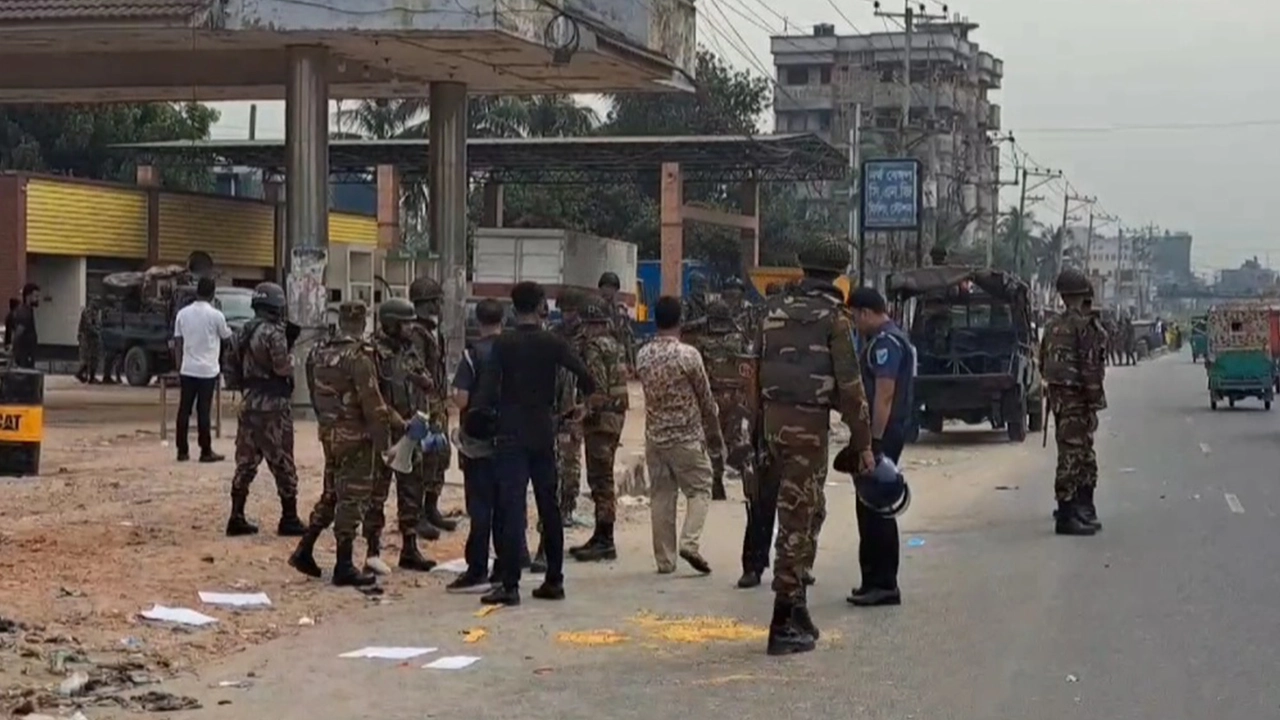 গাজীপুরের কালিয়াকৈরে কারখানায় শ্রমিক অসন্তোষের ঘটনায় যৌথ বাহিনীর তৎপরতা। ছবি : কালবেলা