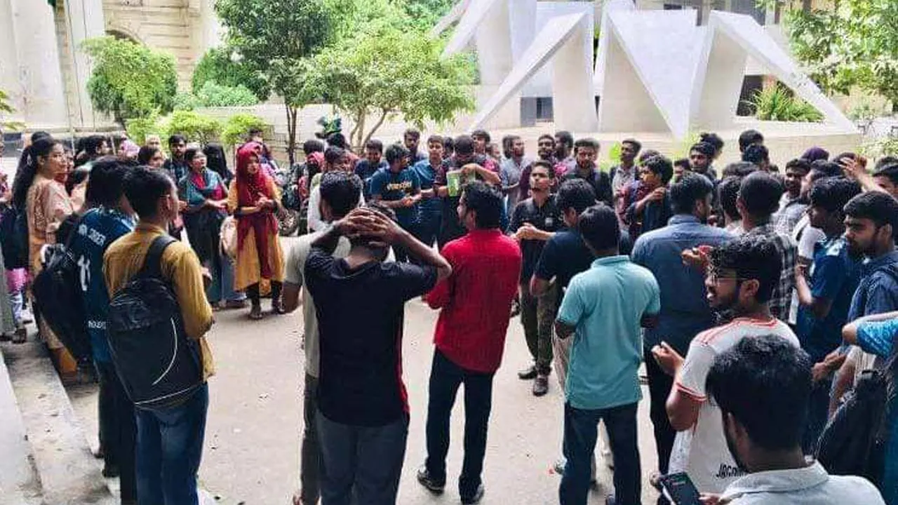 জবির বাংলা বিভাগের চেয়ারম্যানের পদত্যাগ দাবিতে শিক্ষার্থীদের বিক্ষোভ মিছিল।  ছবি : সংগৃহীত