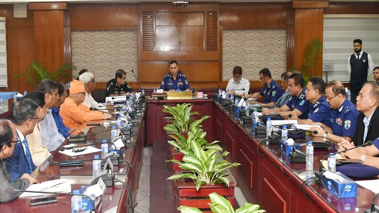 পুলিশ হেডকোয়ার্টার্সে শারদীয় দুর্গাপূজা উপলক্ষে আইনশৃঙ্খলা ও নিরাপত্তাসংক্রান্ত সভা। ছবি : সংগৃহীত