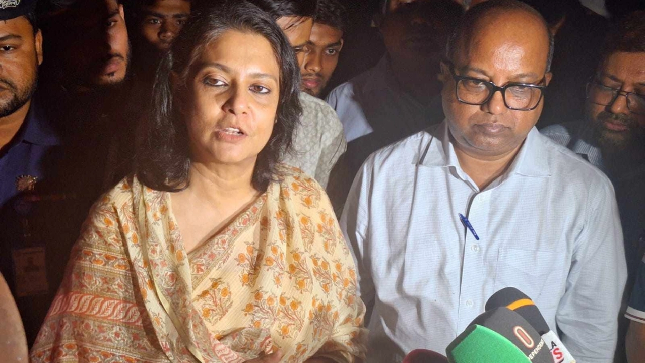 গোমতী নদীর ভাঙন এলাকা পরিদর্শনের পর সাংবাদিকদের সঙ্গে কথা বলছেন সৈয়দা রিজওয়ানা হাসান। ছবি : কালবেলা