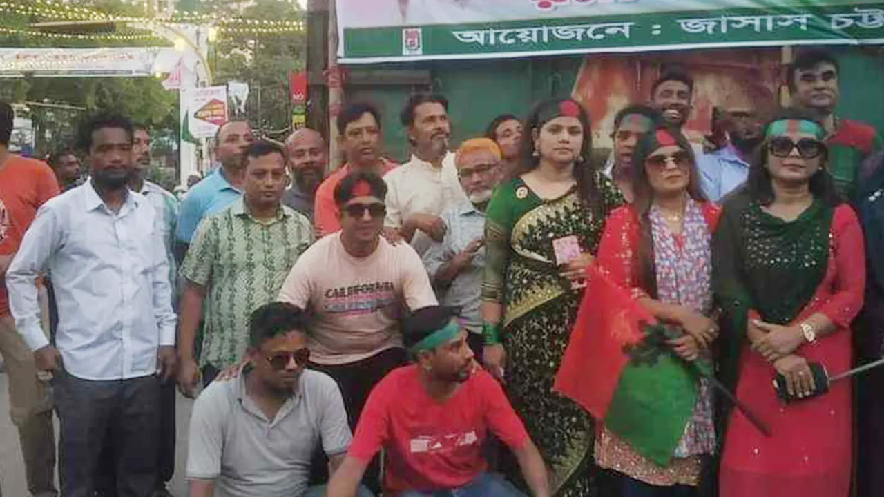 চট্টগ্রামে বিএনপির সমাবেশে গান গাওয়া শিল্পীরা। ছবি : কালবেলা