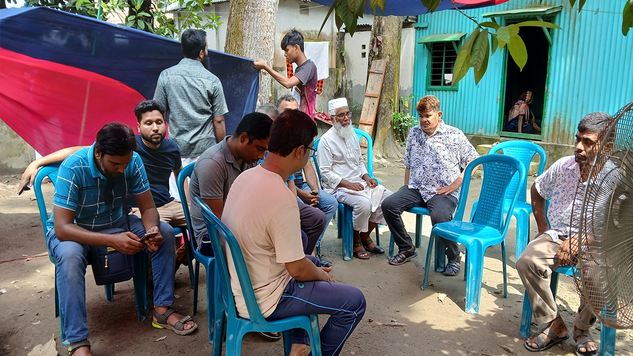 নিহত সেনা কর্মকর্তার গ্রামের বাড়ি স্বজনদের ভিড়। ছবি : কালবেলা