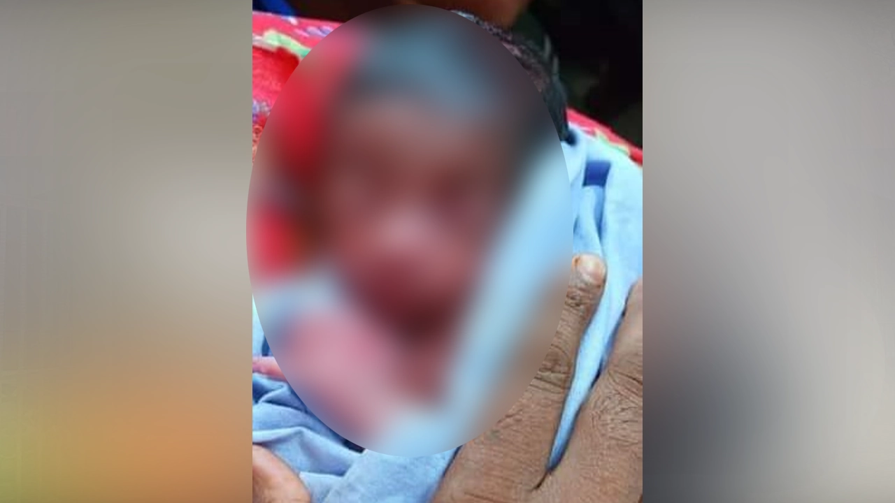 কবরস্থান থেকে উদ্ধার হওয়া নবজাতক। ছবি : কালবেলা
