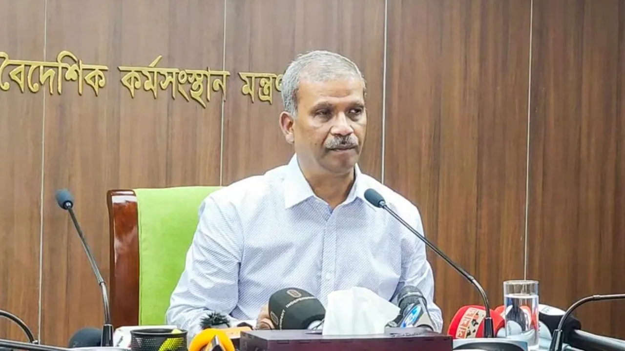 উপদেষ্টা আসিফ নজরুল। ছবি : সংগৃহীত