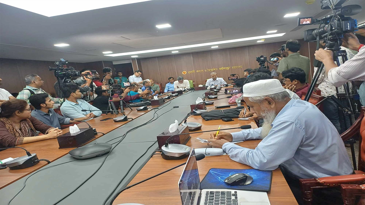 প্রবাসী কল্যাণ মন্ত্রণালয়ে কথা বলছেন উপদেষ্টা আসিফ নজরুল। ছবি : কালবেলা