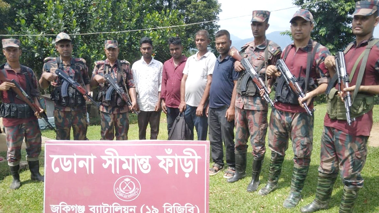 বিজিবির হাতে আটক চারজন। ছবি : কালবেলা