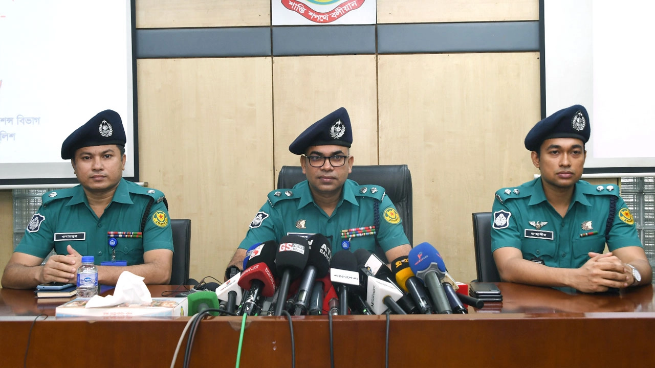 ডিএমপির মিডিয়া সেন্টারে নিজ কার্যালয়ে সাংবাদিকদের সঙ্গে কথা বলেন ডিএমপির মিডিয়া বিভাগের উপপুলিশ কমিশনার (ডিসি) মুহাম্মদ তালেবুর রহমান। ছবি : সংগৃহীত