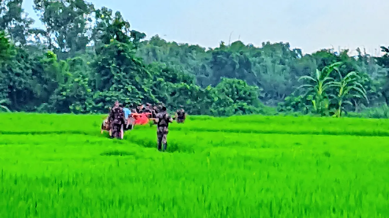 ঠাকুরগাঁওয়ের পীরগঞ্জে অবৈধভাবে অনুপ্রবেশকারী বিএসএফ সদস্যকে পতাকা বৈঠকের মাধ্যমে ফেরত দিয়েছে বিজিবি। ছবি : কালবেলা