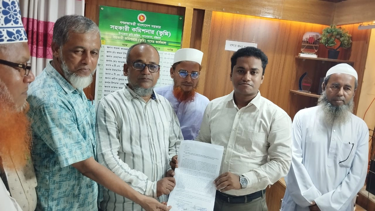 সহকারী কমিশনার হোসাইন মোহাম্মদের মাধ্যমে প্রধান উপদেষ্টার বরাবরে স্মারকলিপি প্রদান। ছবি : কালবেলা