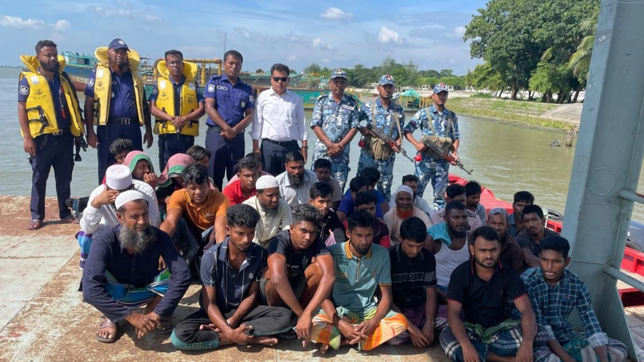 অবৈধভাবে বালু উত্তোলনের দায়ে গ্রেপ্তার আসামিরা। ছবি : কালবেলা