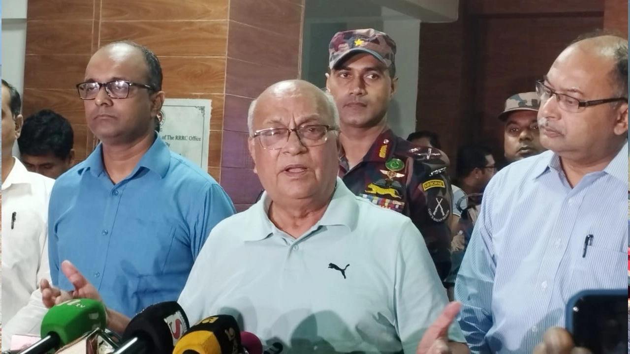 সাংবাদিকদের সঙ্গে কথা বলছেন দুর্যোগ ব্যবস্থাপনা ও ত্রাণ মন্ত্রণালয়ের উপদেষ্টা ফারুক-ই-আজম বীর প্রতীক। ছবি : কালবেলা