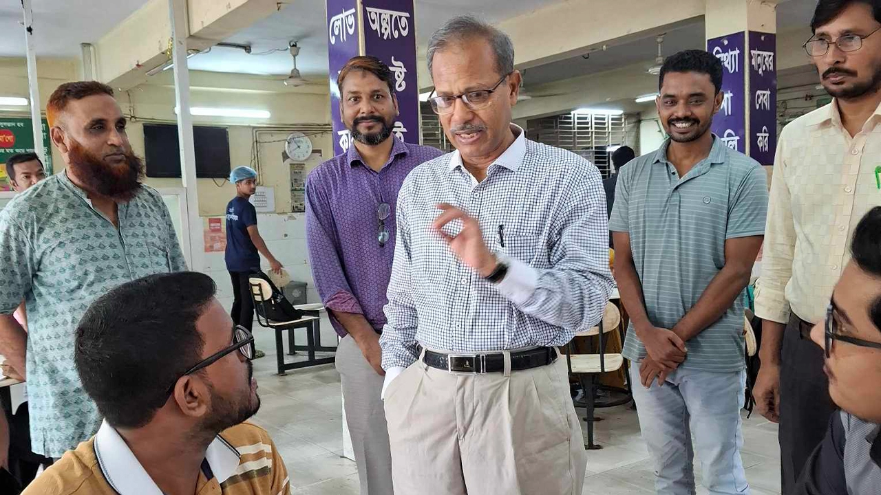 আজ জগন্নাথ বিশ্ববিদ্যালয়ের প্রধান ক্যাফেটেরিয়ায় পরিদর্শনে যান উপাচার্য অধ্যাপক ড. রেজাউল করিম। ছবি : কালবেলা