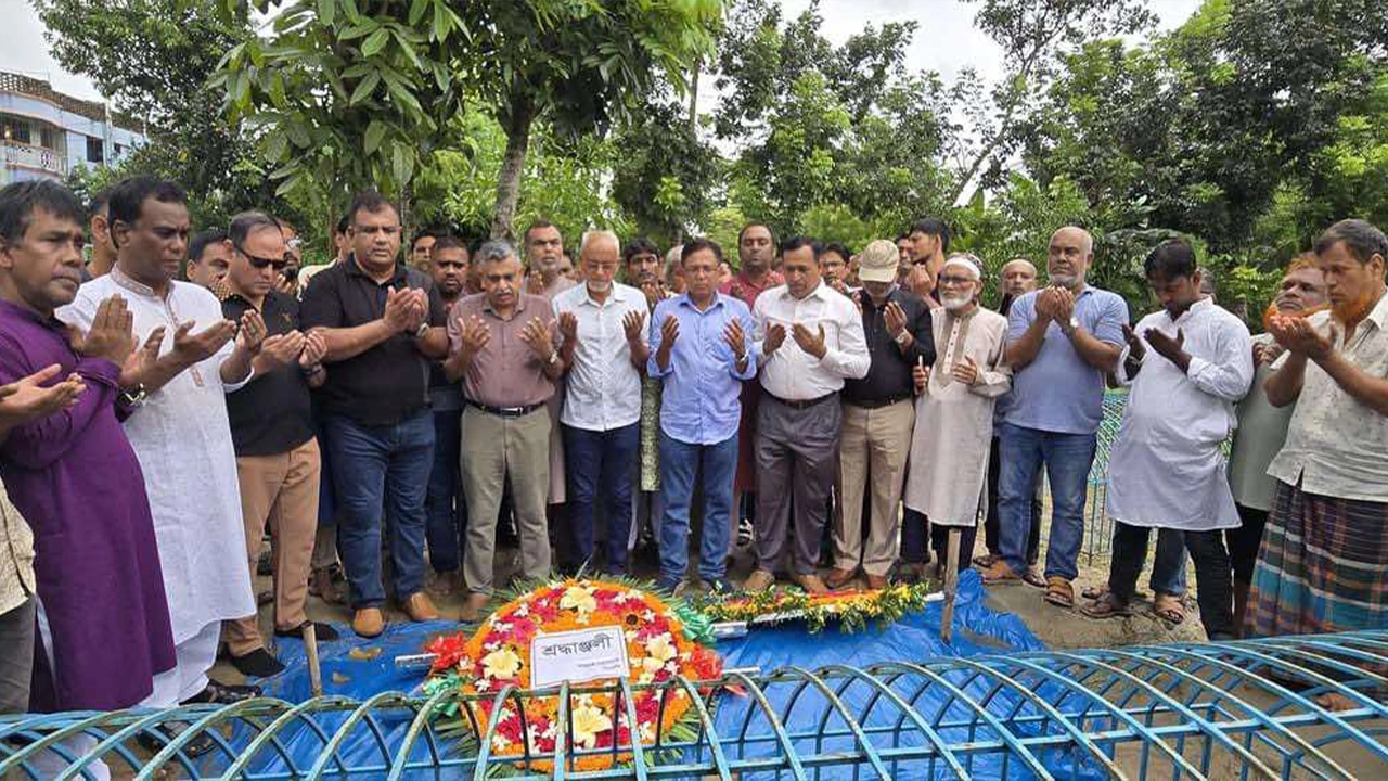 নিহত সেনা কর্মকর্তা লেফটেন্যান্ট তানজিম সারোয়ার নির্জনের টাঙ্গাইলের গ্রামের বাড়িতে উপস্থিত সেনাবাহিনীর সাবেক অফিসারদের একটি প্রতিনিধি দল। ছবি : কালবেলা