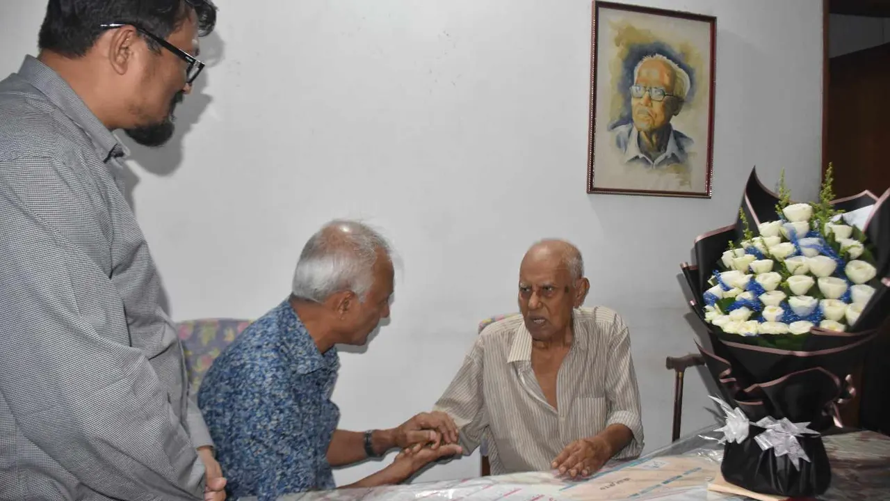 ভাষাসৈনিক আহমদ রফিকের বাসায় ড. সৈয়দ জামিল আহমেদ। ছবি : সংগৃহীত