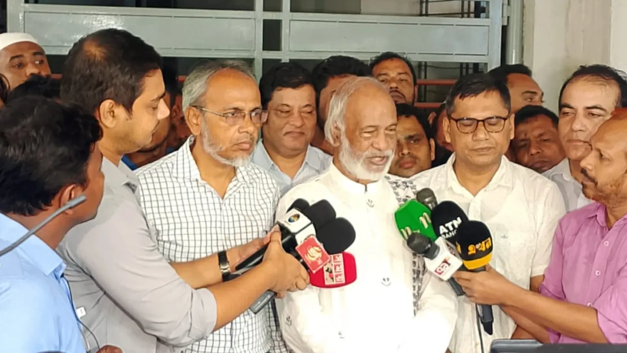 মাহমুদুর রহমান মান্নাকে দেখতে হাসপাতালে গিয়ে সাংবাদিকদের প্রশ্নের উত্তর দিচ্ছেন মঈন খান। ছবি : সংগৃহীত