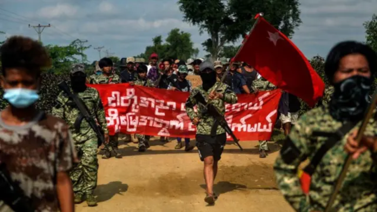 অস্ত্র হাতে বিদ্রোহীরা। ছবি : সংগৃহীত