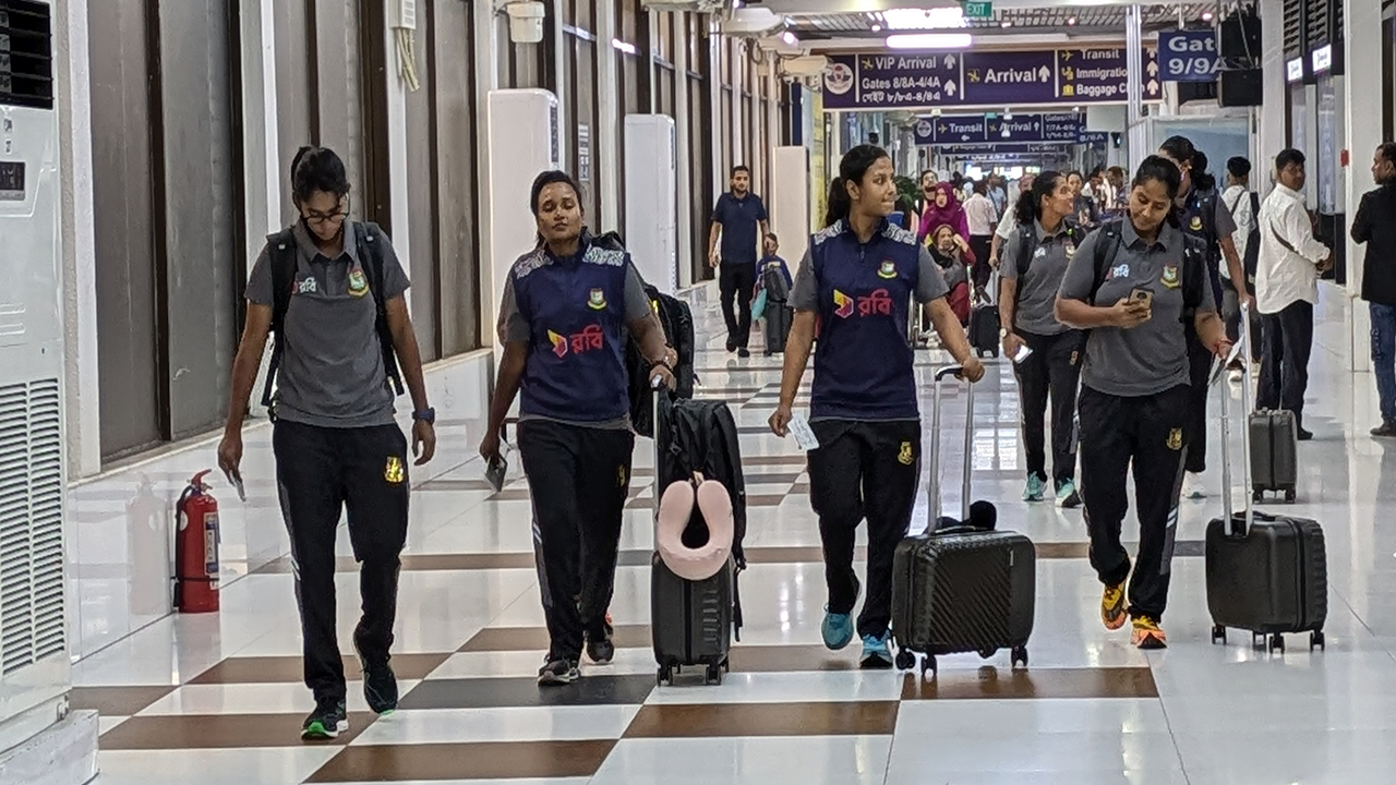 বিমানবন্দরে বাংলাদেশ নারী ক্রিকেট দল। ছবি : বিসিবি