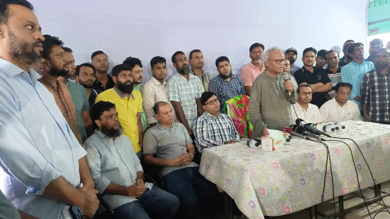 রাজধানীর শনির আখড়ায় কথা বলছেন বিএনপির সিনিয়র যুগ্ম মহাসচিব রুহুল কবির রিজভী। ছবি : কালবেলা