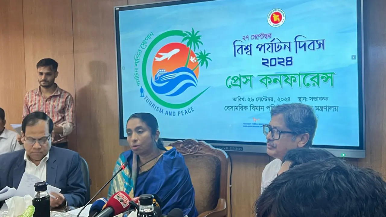 সচিবালয়ে সাংবাদিকদের সঙ্গে ব্রিফিংকালে পর্যটন সচিব নাসরীন জাহান। ছবি : সংগৃহীত