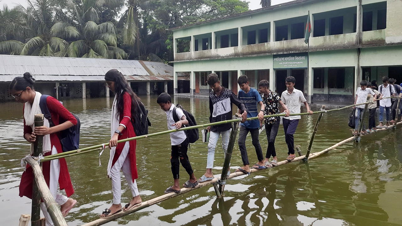 ঝুঁকি নিয়ে সাঁকো দিয়ে বিদ্যালয়ে যাতায়াত করছে শিক্ষার্থীরা। ছবি : কালবেলা