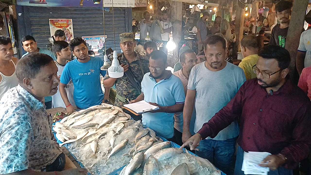 ফরিদপুরে হাজি শরীয়াতুল্লাহ বাজারে এ অভিযান চালায় জাতীয় ভোক্তা সংরক্ষণ অধিদপ্তর। ছবি : কালবেলা