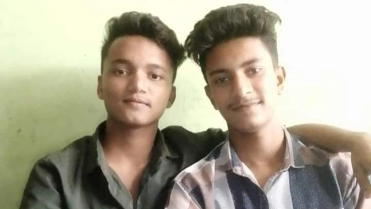 সড়ক দুর্ঘটনায় নিহত দুই শিক্ষার্থী জয় খান ও সাইমুন হাওলাদার। ছবি : সংগৃহীত