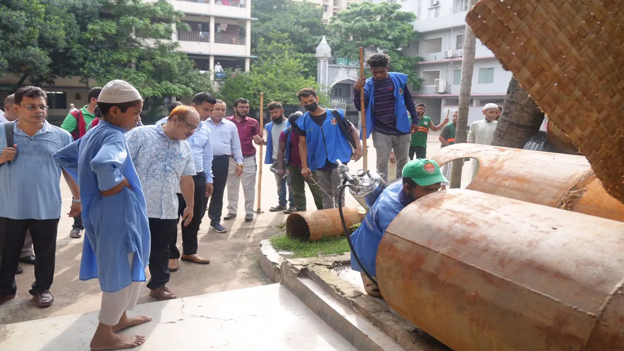 এডিস মশা নিয়ন্ত্রণে এই সপ্তাহব্যাপী বিশেষ মশক নিধন কার্যক্রম। ছবি : কালবেলা