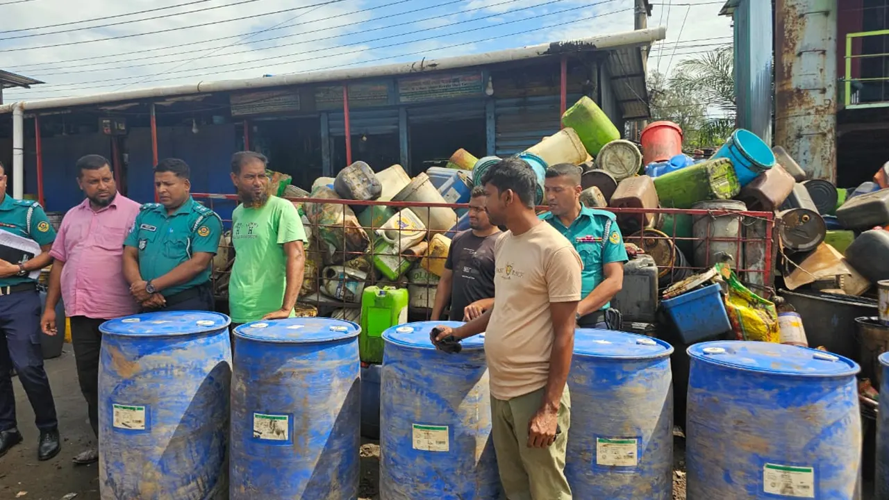 উদ্ধার হওয়া কেমিক্যাল। ছবি : কালবেলা