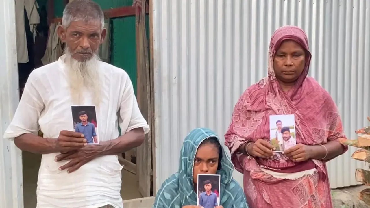 বাবা-মায়ের সঙ্গে আবুল হোসেনের বোন পাখি আক্তার-ছবি কালবেলা