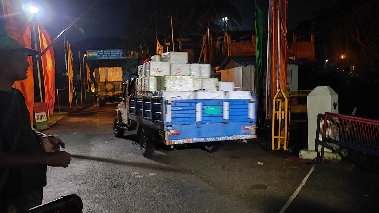 ব্রাহ্মণবাড়িয়ার আখাউড়া স্থলবন্দর দিয়ে ট্রাকভর্তি ইলিশ যাচ্ছে ভারতে। ছবি : কালবেলা